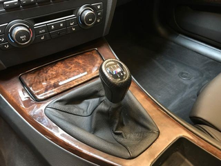 Interestingly, this car has the smokers package. A standard option on the pre-LCI E9X cars, but an option after the LCI.